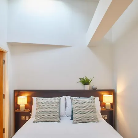 Host & - No 7 Regent House